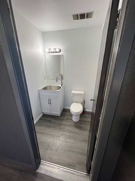 More Photos Of 424 W Henderson St, Cleburne Auto Dealership For Lease