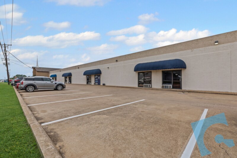 More Photos Of 732-750 W Hurst Blvd, Hurst Flex For Lease