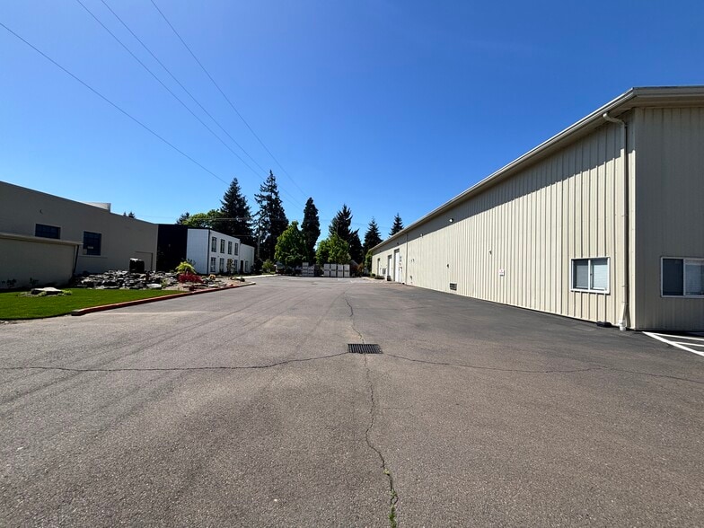 More Photos Of 576 Patterson St NW, Salem Warehouse For Lease