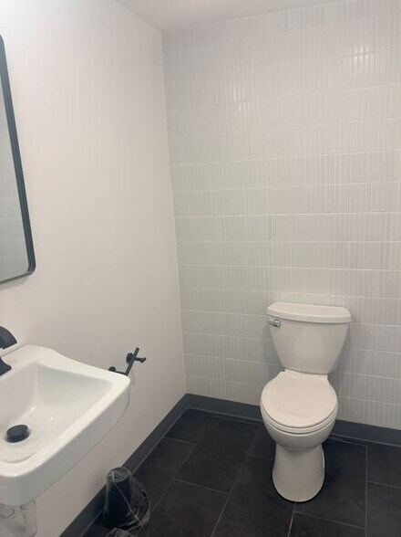 More Photos Of 2048 W Hubbard St, Chicago Showroom For Sale