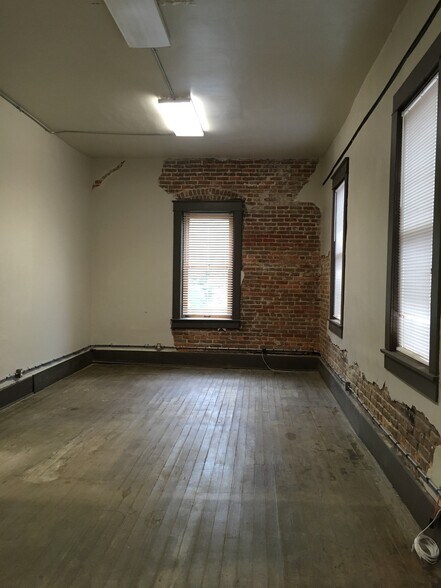More Photos Of 105 E Alpine St, Siloam Springs Loft Creative Space For Lease