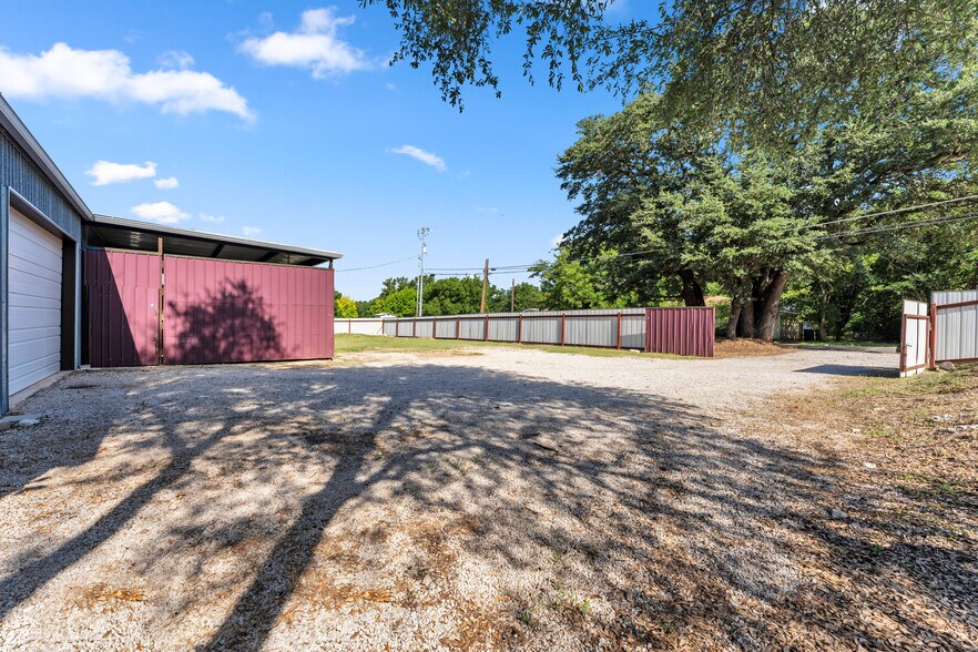 More Photos Of 201 W 9th St, Burnet Warehouse For Sale