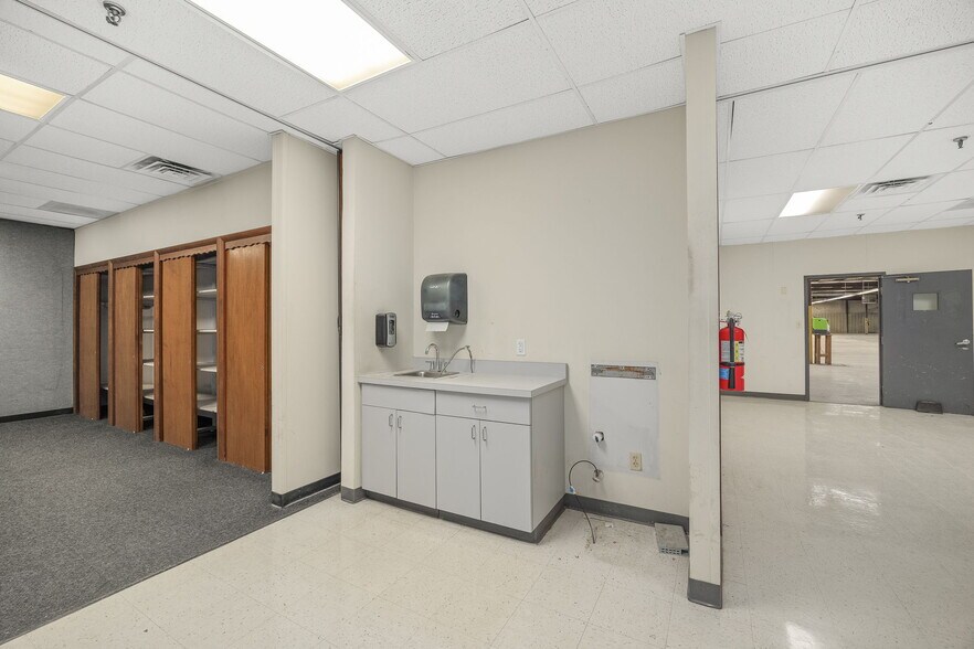 More Photos Of 4811 Easton Rd, Saint Joseph Industrial For Lease