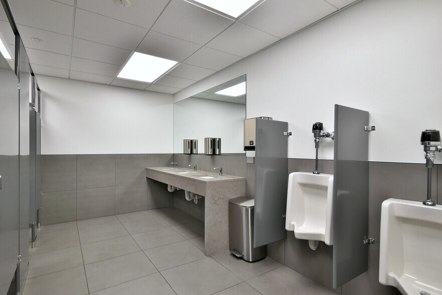 More Photos Of 6363 W 73rd St, Bedford Park Manufacturing For Lease