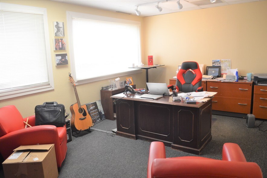 More Photos Of 6125 Airport Fwy, Haltom City Office For Lease