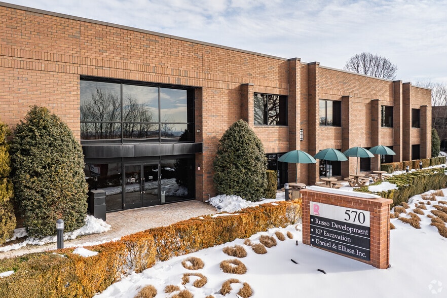 More Photos Of 570 Commerce Blvd, Carlstadt Warehouse For Lease