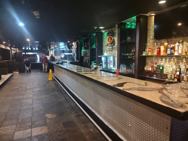 More Photos Of 10 S Calvert St, Baltimore Bar For Sale