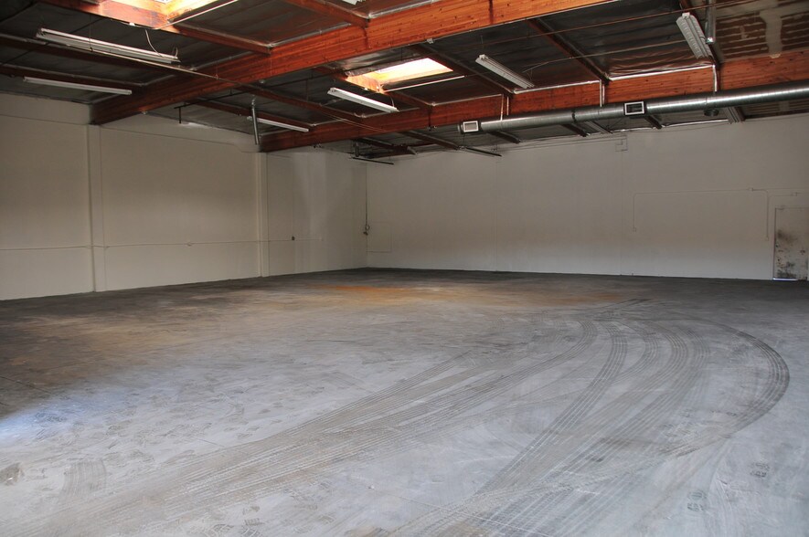 More Photos Of 2801-2807 Burton Ave, Burbank Flex For Lease