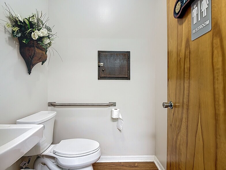 More Photos Of 45 Bryan Ave, LaBelle Medical For Sale