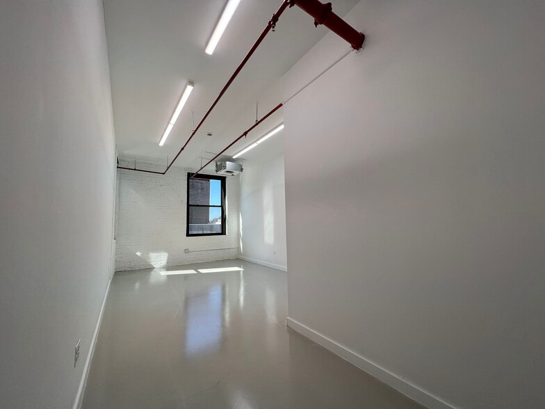 More Photos Of 389 Rider Ave, Bronx Warehouse For Lease