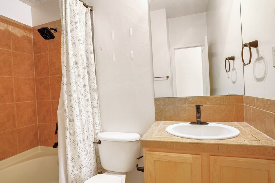 More Photos Of 4316 Beresford Ln Nw, Albuquerque Flex For Sale