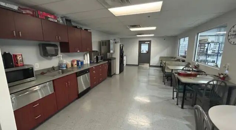 More Photos Of 4302 Security Pky, New Albany Manufacturing For Lease