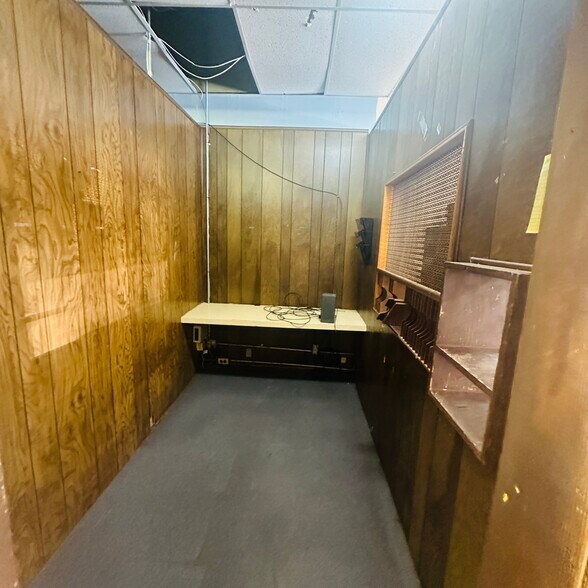 More Photos Of 106 S Broadway St, Cleveland Storefront For Sale