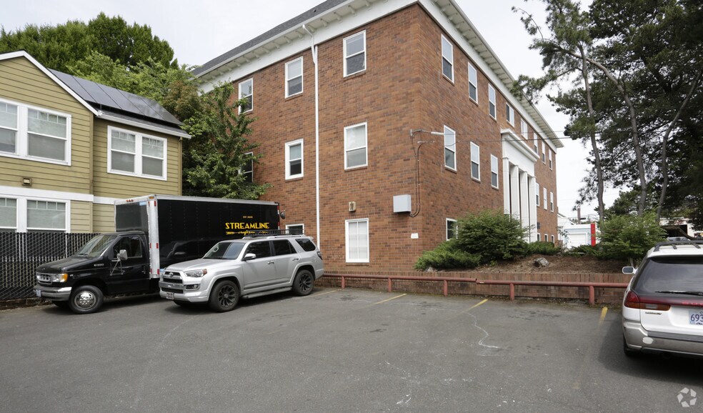 More Photos Of 4531 SE Belmont St, Portland Office For Sale