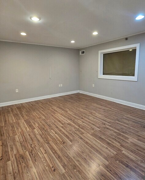 More Photos Of 913 Cobb Pky N, Marietta Warehouse For Lease