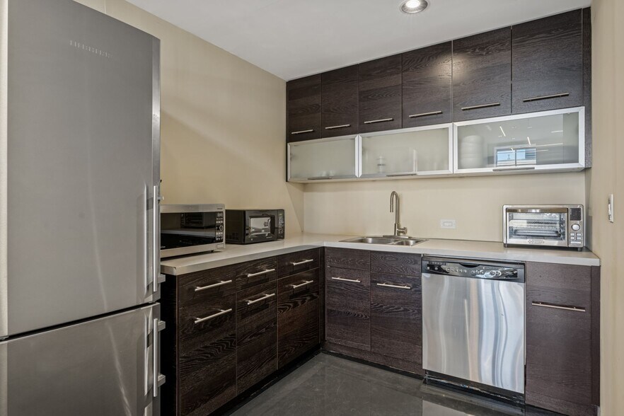 More Photos Of 942-944 W Huron St, Chicago General Retail For Sale