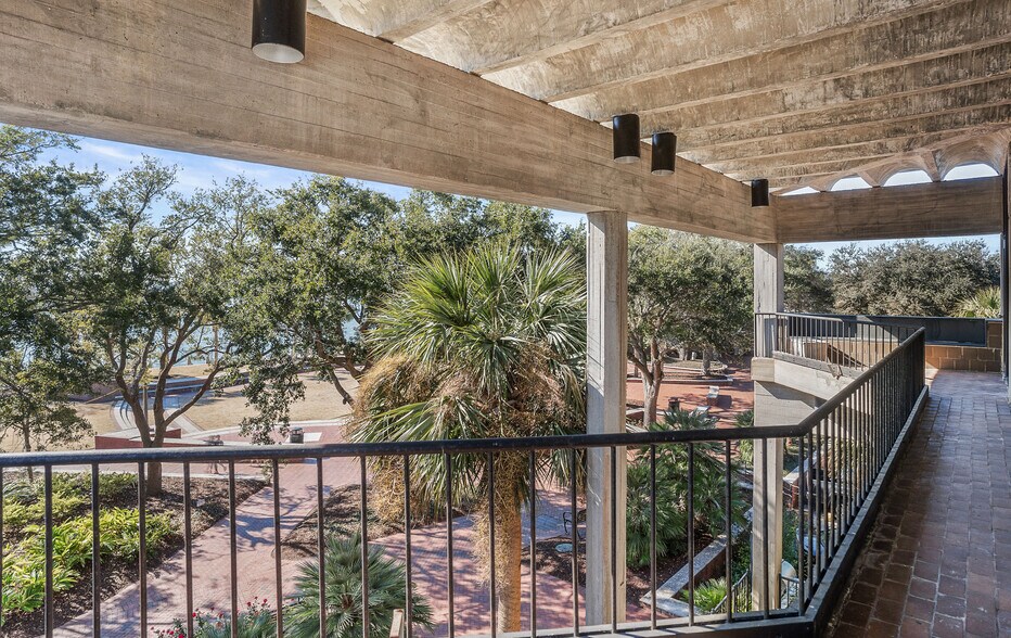 More Photos Of 916 Bay St, Beaufort Office For Sale