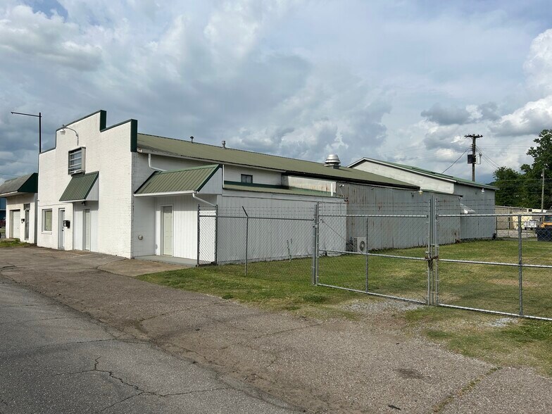 More Photos Of 515 S Noble St, Anniston Light Distribution For Sale