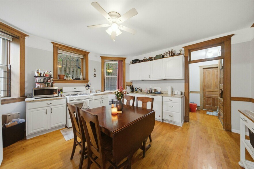 More Photos Of 905 W Fletcher St, Chicago Apartments For Sale