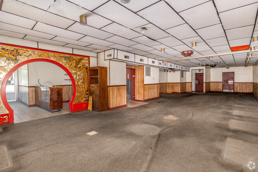More Photos Of 1328-1336 SW 17th St, Topeka General Retail For Sale