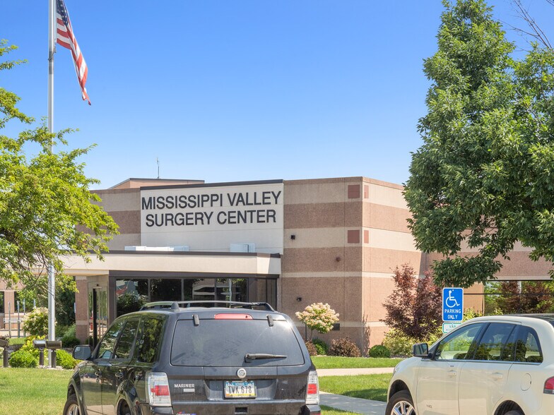 More Photos Of 3385-3400 Dexter Ct, Davenport Medical For Lease