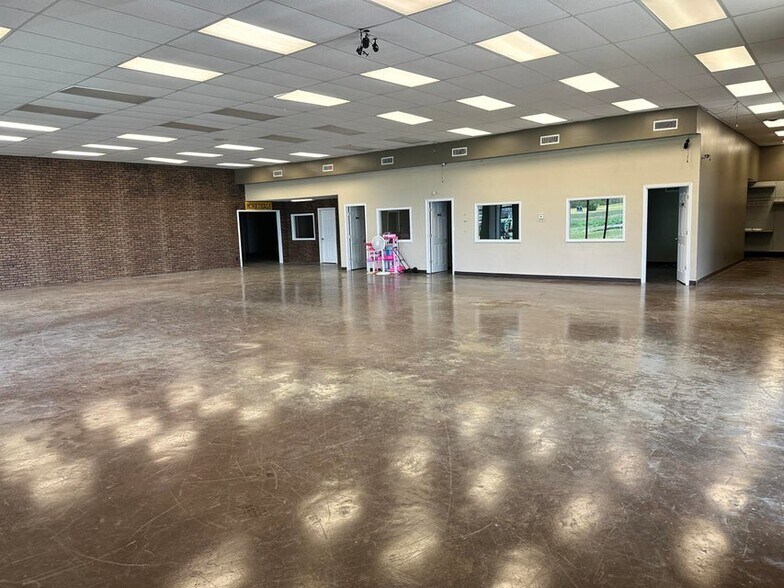 More Photos Of 910 State Highway 30 W, New Albany Warehouse For Sale