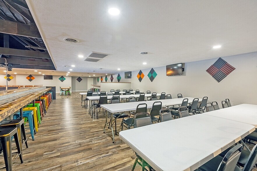 More Photos Of 18967 N US Highway 51, Elkville Mixed Retail For Sale