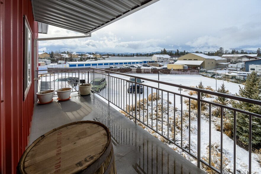 More Photos Of 265-275 W Barclay Dr, Sisters Distribution For Lease