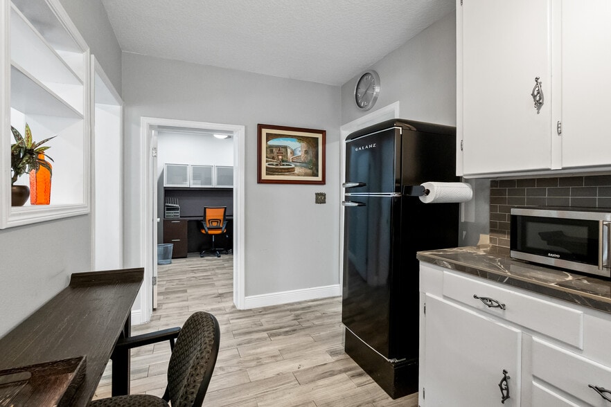 More Photos Of 5424 Edgewater Dr, Orlando Flex For Lease