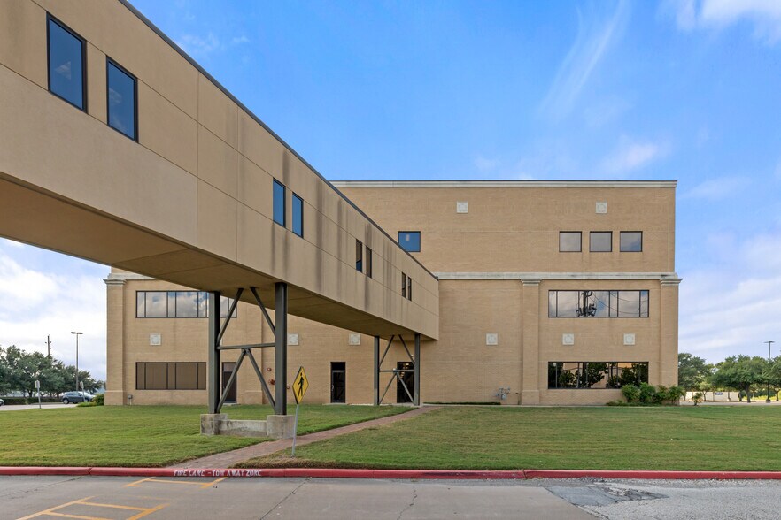 More Photos Of 12606 W Houston Center Blvd, Houston Medical For Lease