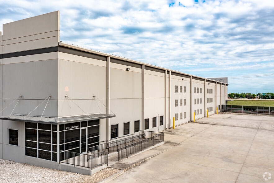 More Photos Of 1228 Cornerway Blvd, San Antonio Warehouse For Lease