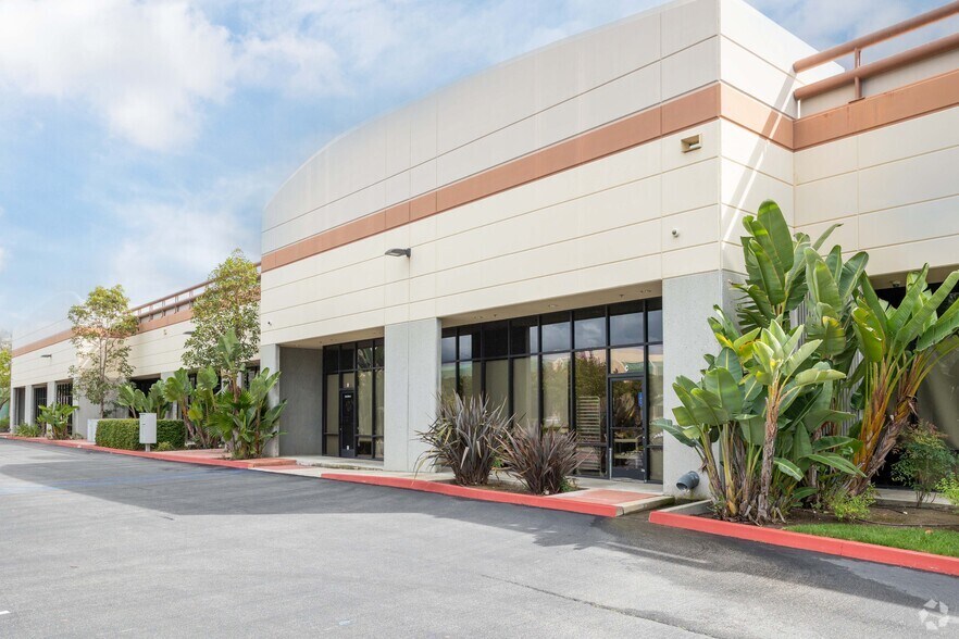 More Photos Of 930 Flynn Rd, Camarillo Warehouse For Lease