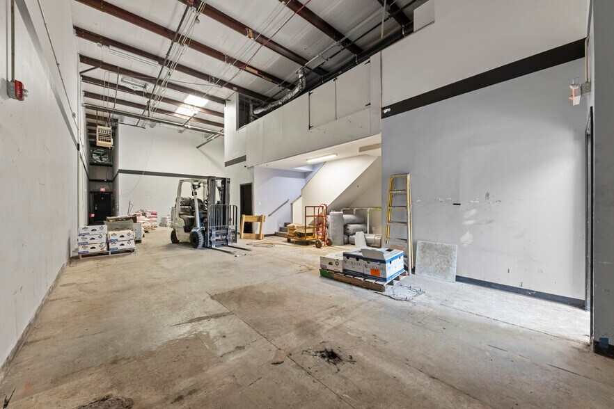 More Photos Of 25553 Wolf's Crossing Rd, Plainfield Warehouse For Lease