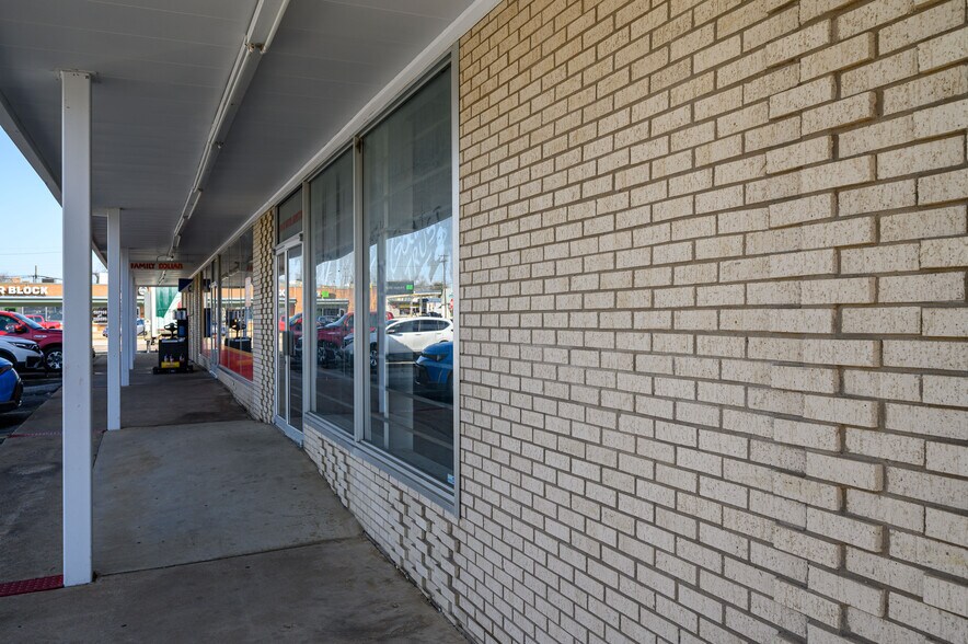 More Photos Of 200 S Armstrong Ave, Denison Storefront For Sale