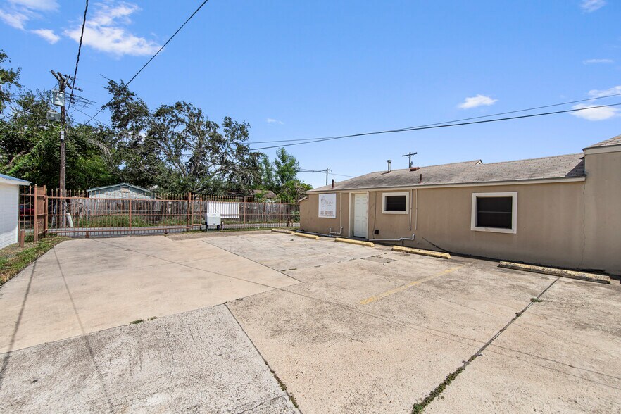More Photos Of 1618 Pecan Blvd, McAllen Freestanding For Lease