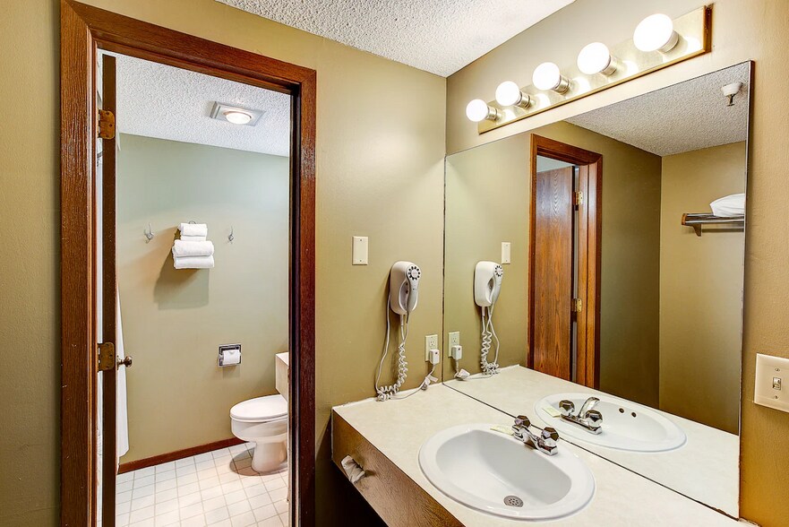 More Photos Of 1842 Madison Ave, Council Bluffs Hotel For Sale