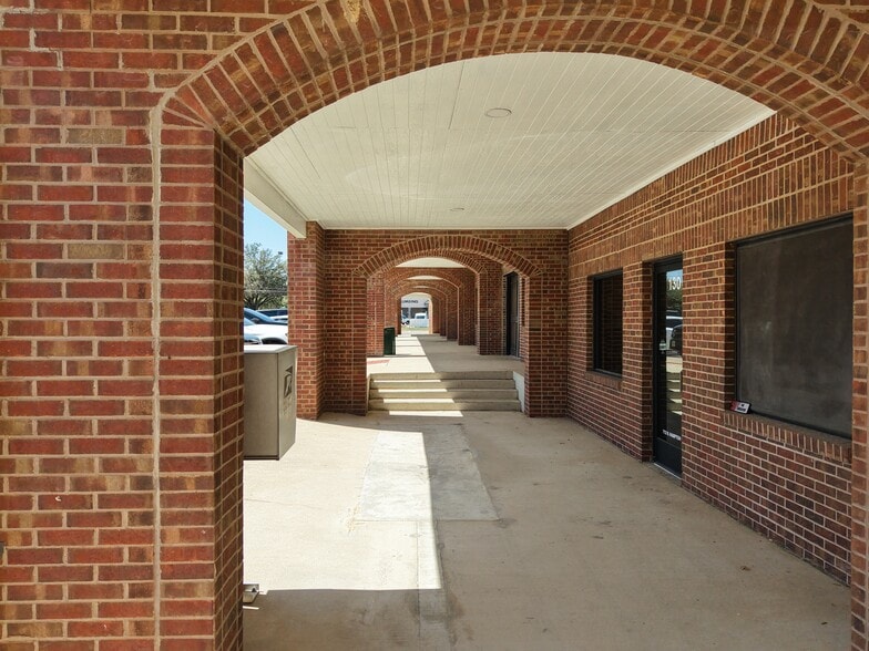 More Photos Of 712 N Hampton Rd, DeSoto Storefront Retail Office For Lease