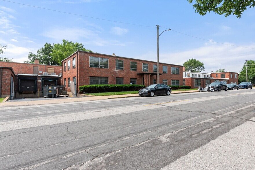 Primary Photo Of 3622 Greenwood Blvd, Maplewood Flex For Lease