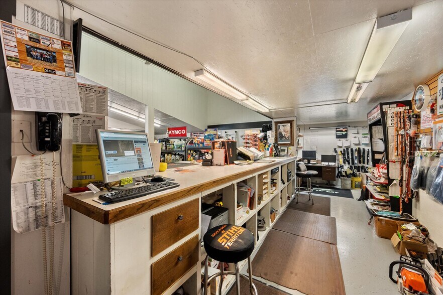 More Photos Of 5 Demick Ln, Salmon Auto Repair For Sale