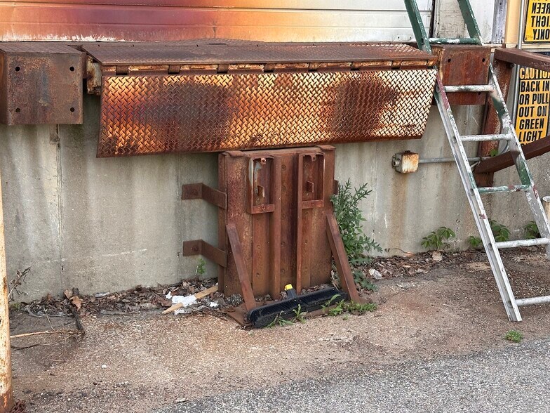 More Photos Of 429 E Grove St, Greenville Industrial For Sale