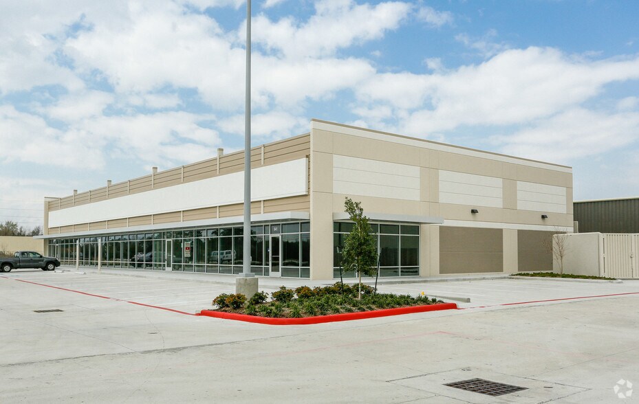 More Photos Of 641 Rankin Rd, Houston Freestanding For Lease