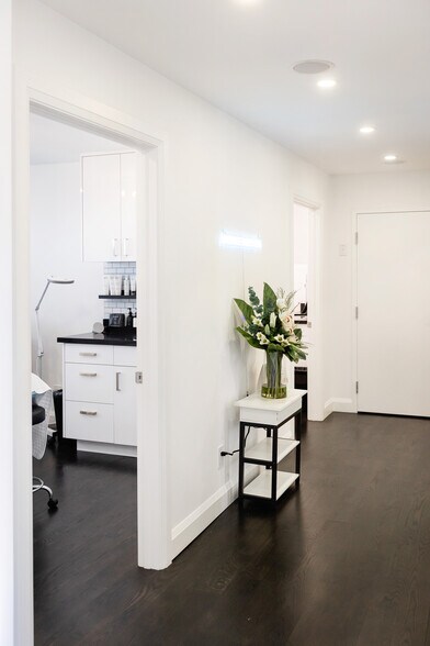 More Photos Of 1533 Dundas St E, Whitby Office For Sale
