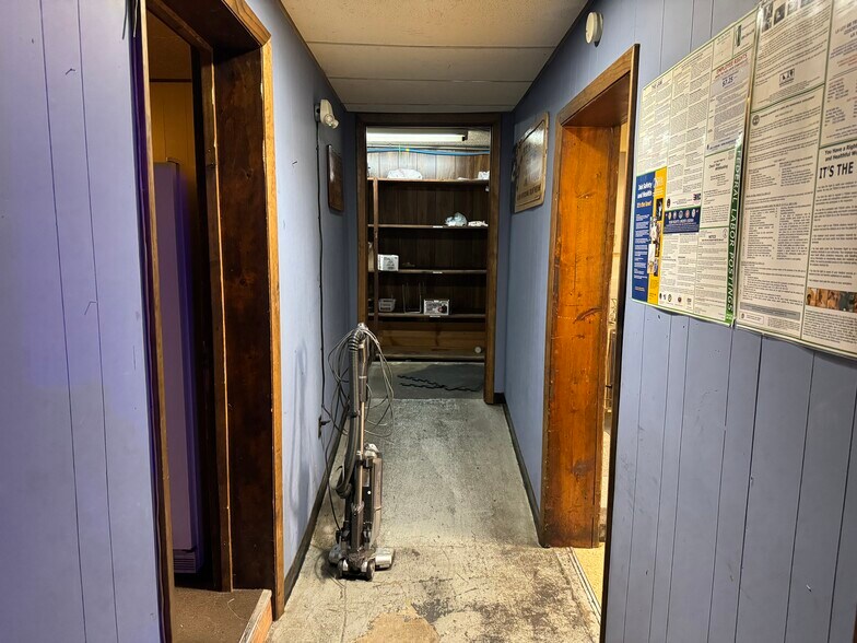 More Photos Of 3080 W State St, Bristol Bar For Sale