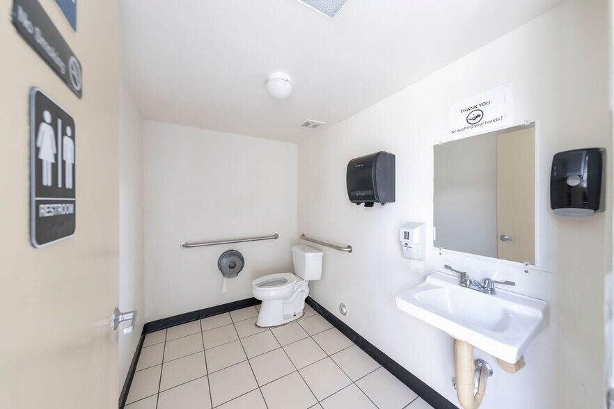 More Photos Of 12429 W Dixie Hwy, North Miami Medical For Sale