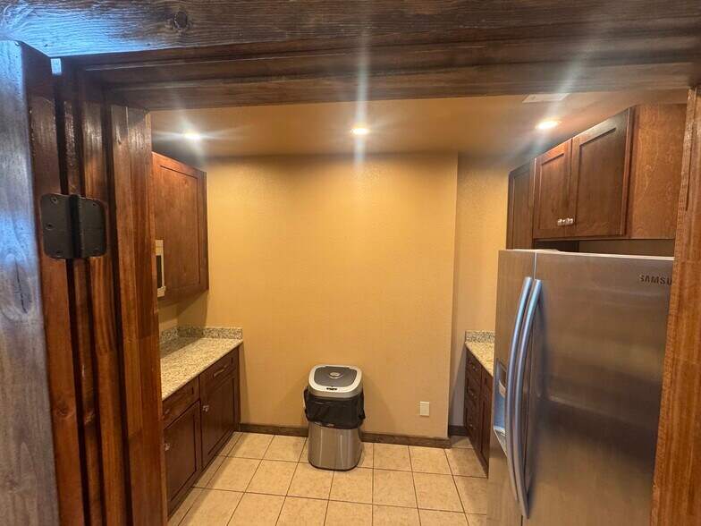 More Photos Of 13307 Western Oak Dr, Helotes Warehouse For Lease