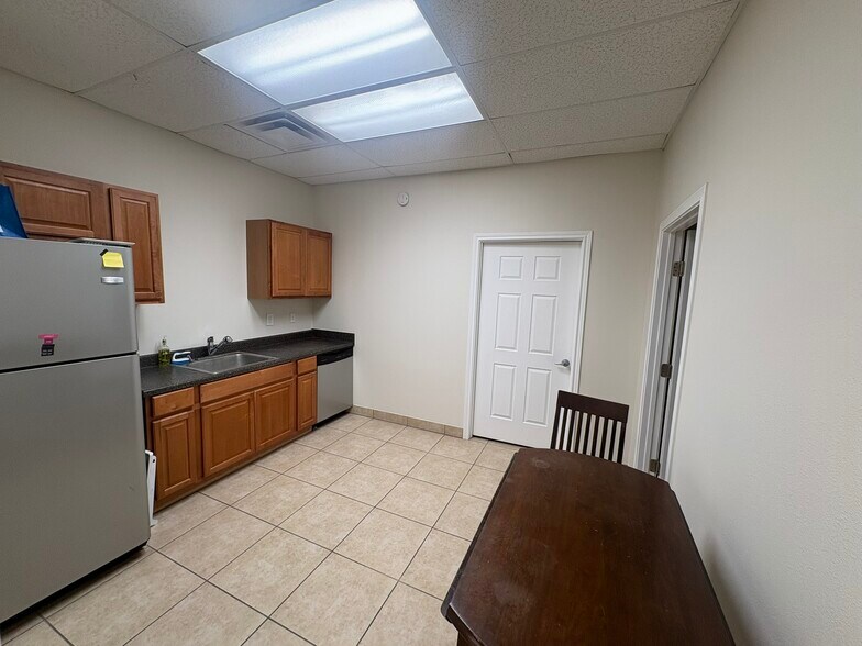 More Photos Of 10450 Cossey Rd, Houston Industrial For Sale