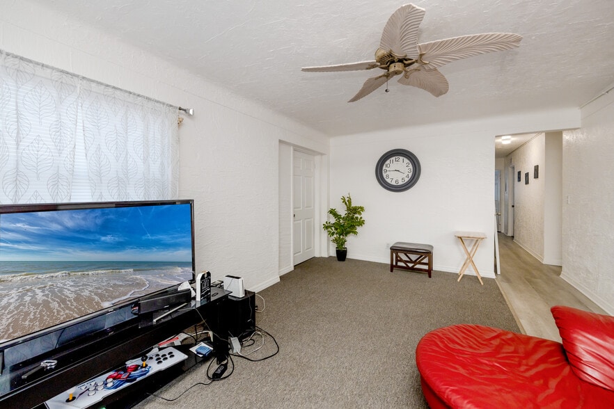 More Photos Of 923 Dr. Martin Luther King Jr St S, Saint Petersburg Storefront Retail Residential For Sale