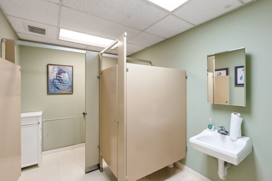 More Photos Of 72 Queen St, Southington Office For Lease