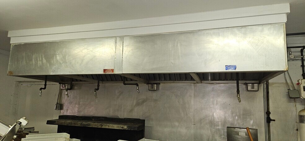 More Photos Of 302 W Colonial Trail Hwy, Blackstone Freestanding For Lease