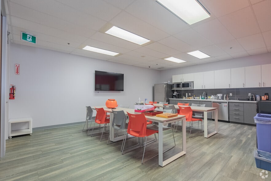 More Photos Of 55 Commerce Valley Dr W, Markham Unknown For Lease